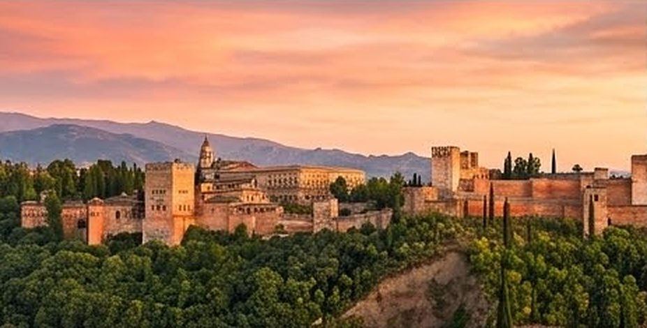 La Alhambra de Granada al atardecer