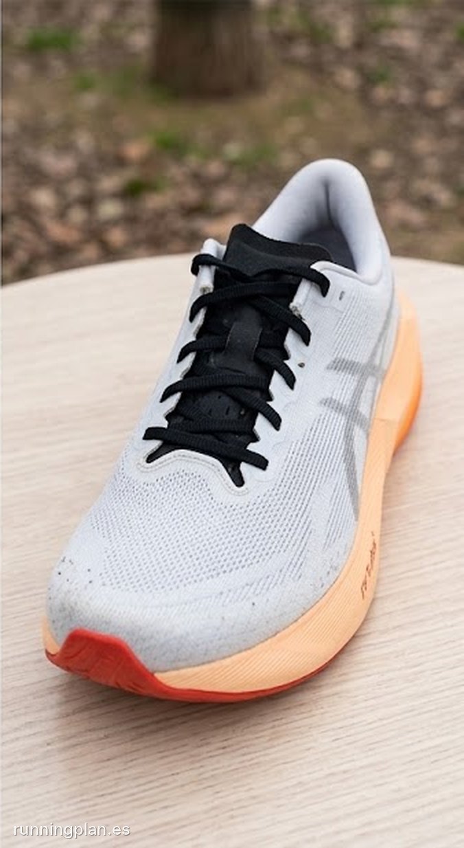 ASICS Novablast 6 vista frontal con la malla y los cordones negros