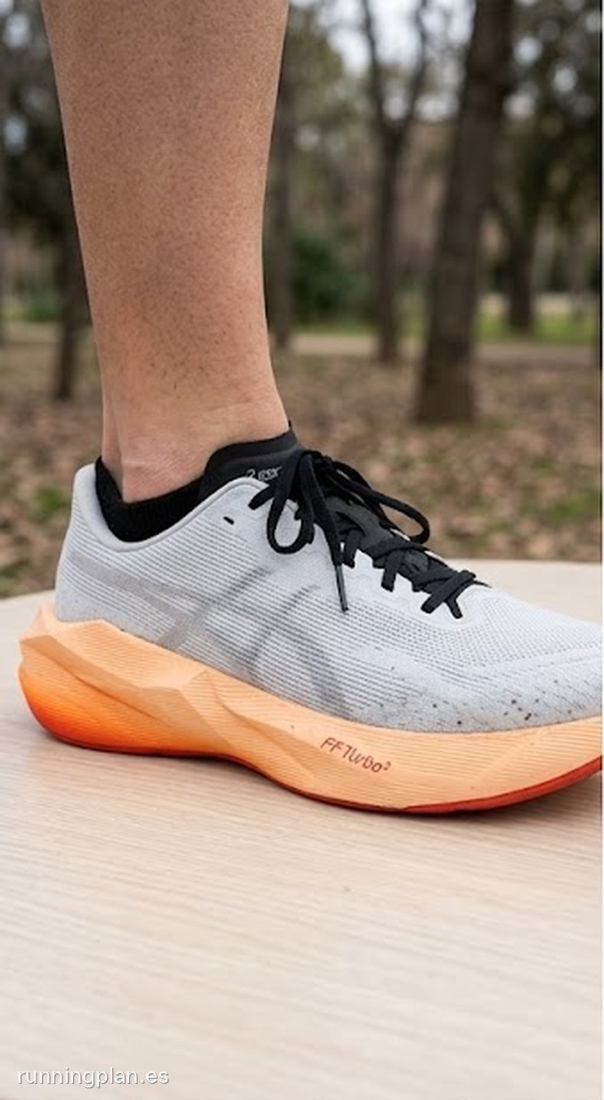 ASICS Novablast 6 puesta, vista lateral con la mediasuela naranja y el logo FF Turbo²