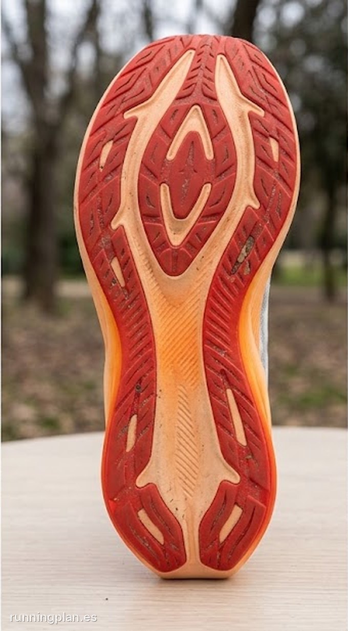 Suela de las ASICS Novablast 6 vista desde abajo, en rojo y naranja