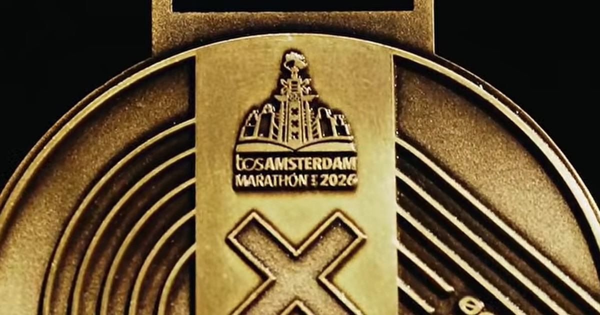 Detalle de la medalla del TCS Amsterdam Marathon 2026