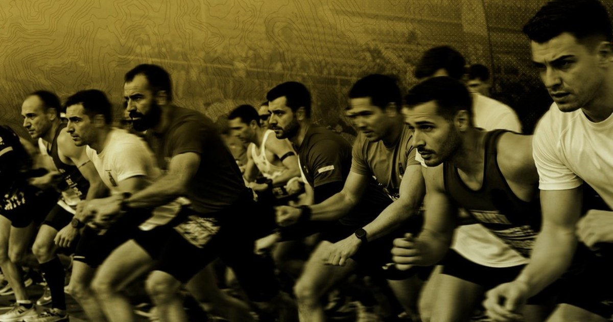 Corredores en la línea de salida, en tonos dorados, en la imagen de la Carrera del Ebro