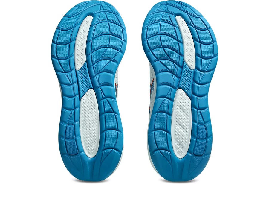 Suela de las ASICS Gel-Cumulus 28, en azul, con el dibujo en retícula