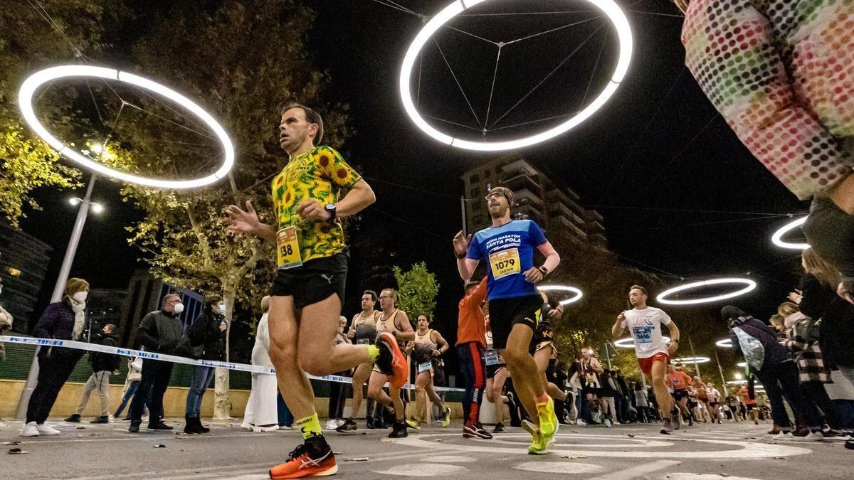 Corredores de la Benidorm Half de noche bajo los anillos luminosos del recorrido