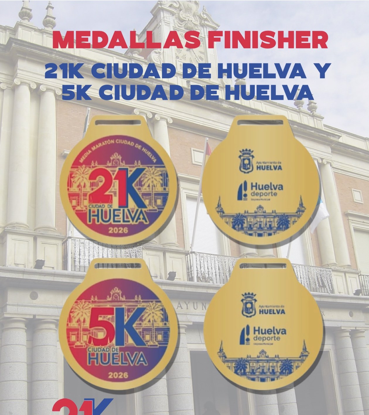 Medallas finisher de la 21K Ciudad de Huelva y la 5K Ciudad de Huelva 2026, por delante y por detrás, con el Ayuntamiento al fondo