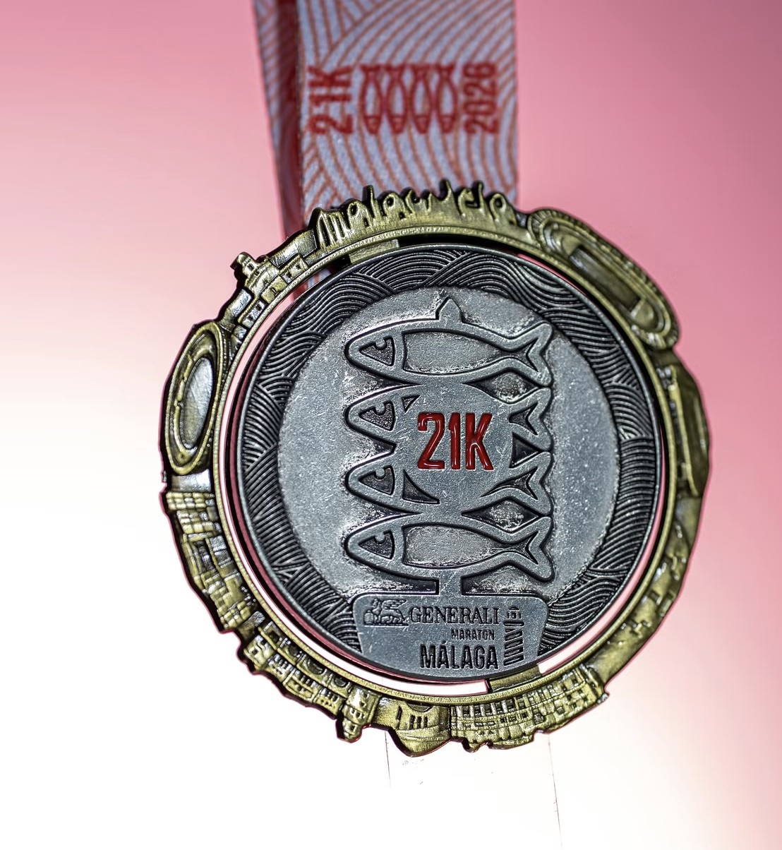 Medalla de la 21K del Generali Maratón Málaga 2026, con cuatro sardinas y la cinta blanca