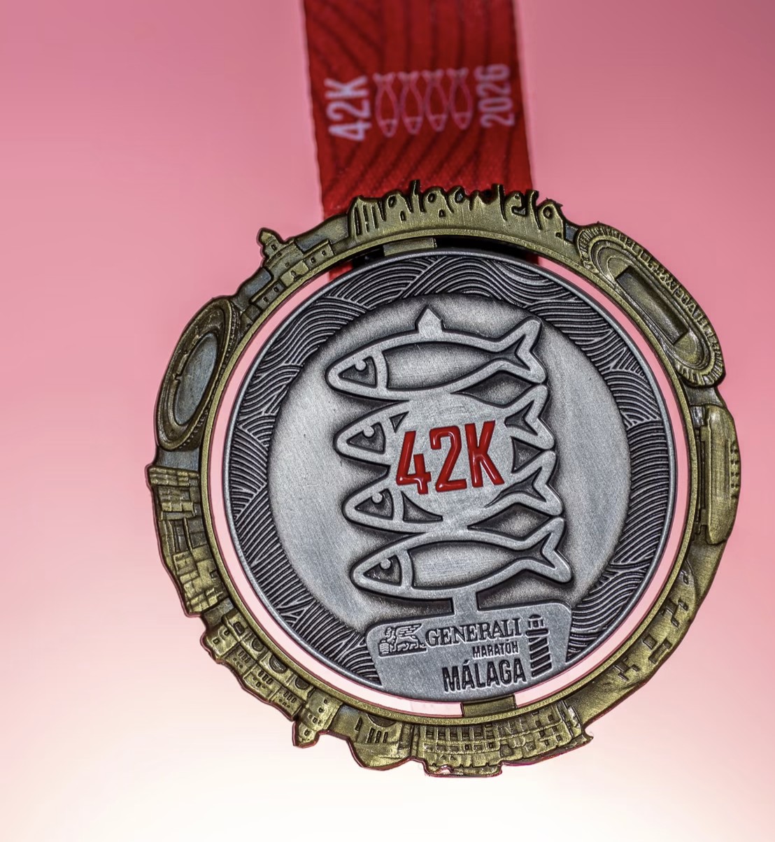 Medalla de la 42K del Generali Maratón Málaga 2026, con cuatro sardinas y la cinta roja