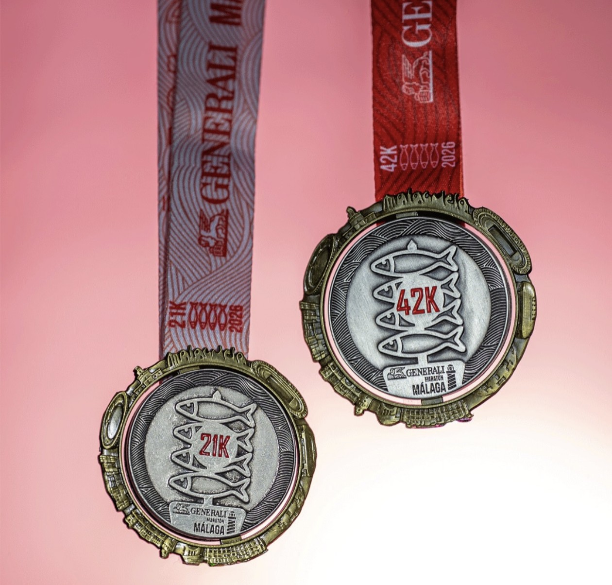 Medallas de la 21K y la 42K del Generali Maratón Málaga 2026, colgadas una al lado de la otra