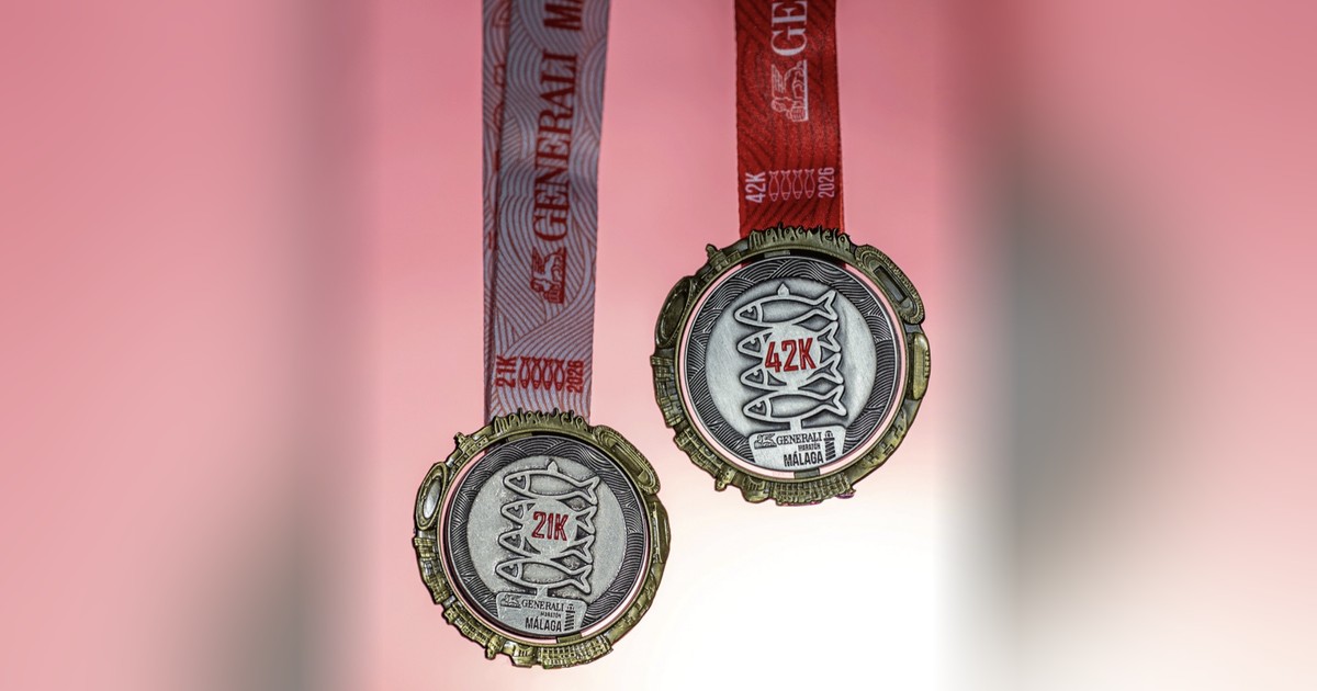 Medallas finisher de la 21K y la 42K del Generali Maratón Málaga 2026, con cinta blanca y cinta roja
