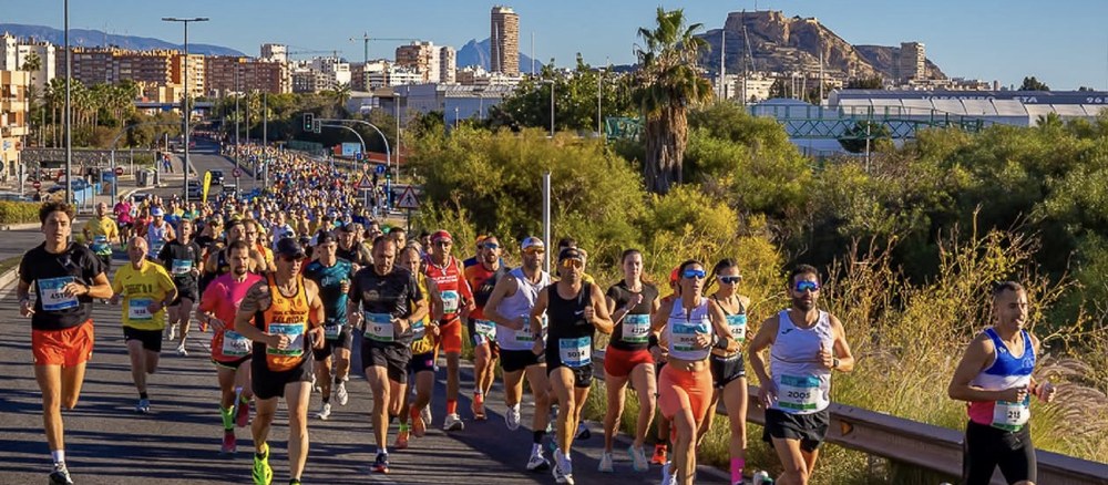 Corredores de la Gran Carrera del Mediterráneo en Alicante, con el castillo de Santa Bárbara al fondo