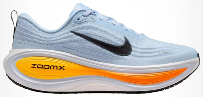 Nike Vomero Plus azul claro con ZoomX naranja, vista lateral