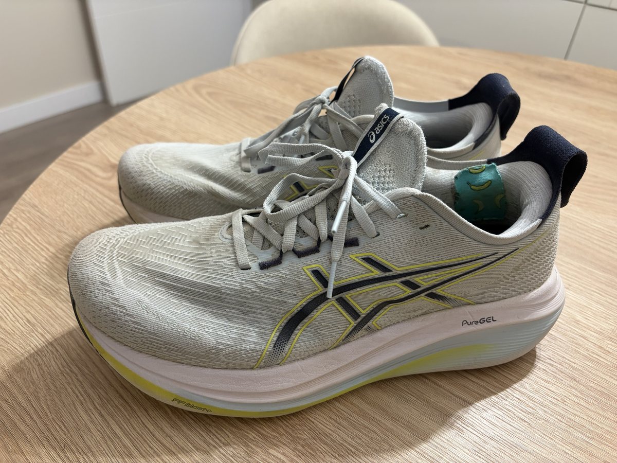 Las ASICS Gel Nimbus 27 sobre una mesa, vistas desde el lateral