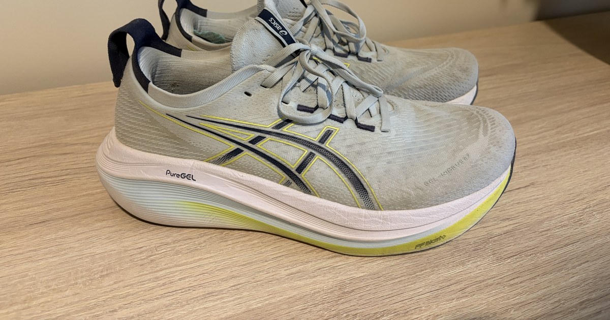 ASICS Gel Nimbus 27 vistas de lado, con la mediasuela y el PureGEL a la vista