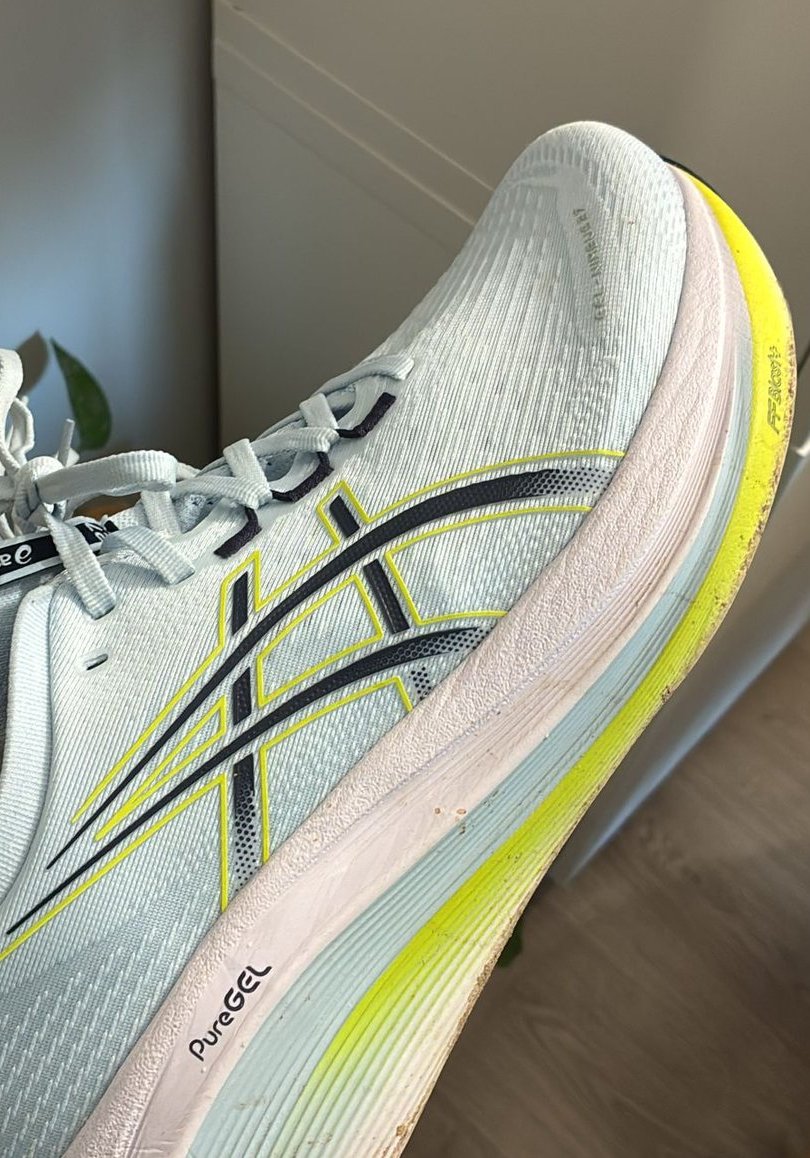 Detalle de la mediasuela de las ASICS Gel Nimbus 27 con el logotipo PureGEL en el lateral