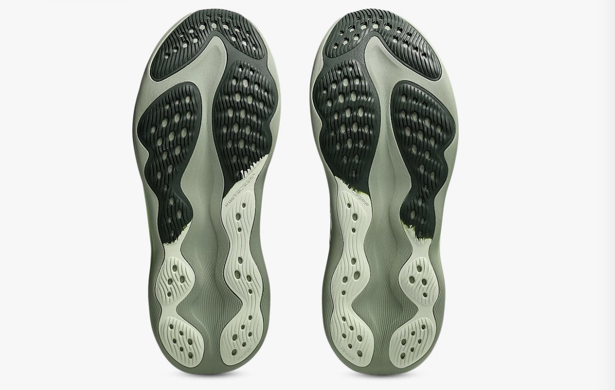 Suela de las ASICS Gel-Nimbus 29, con amplias zonas de goma oscura y dibujo en ondas