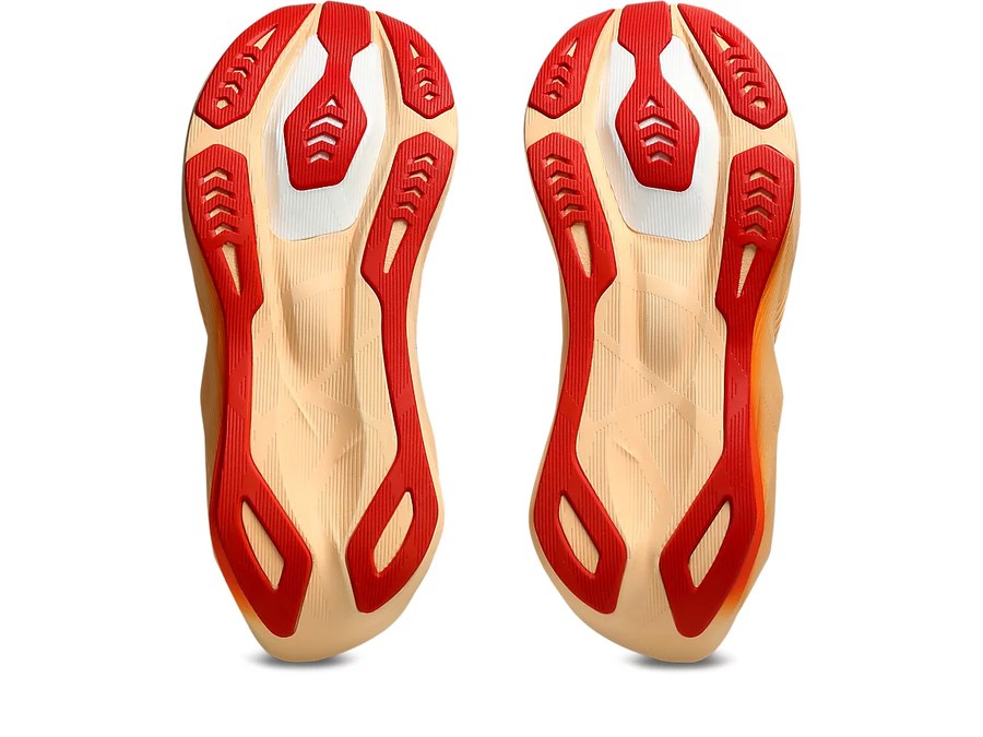 Suela de las ASICS Novablast 6, en rojo y beige, con el compuesto ASICSGRIP