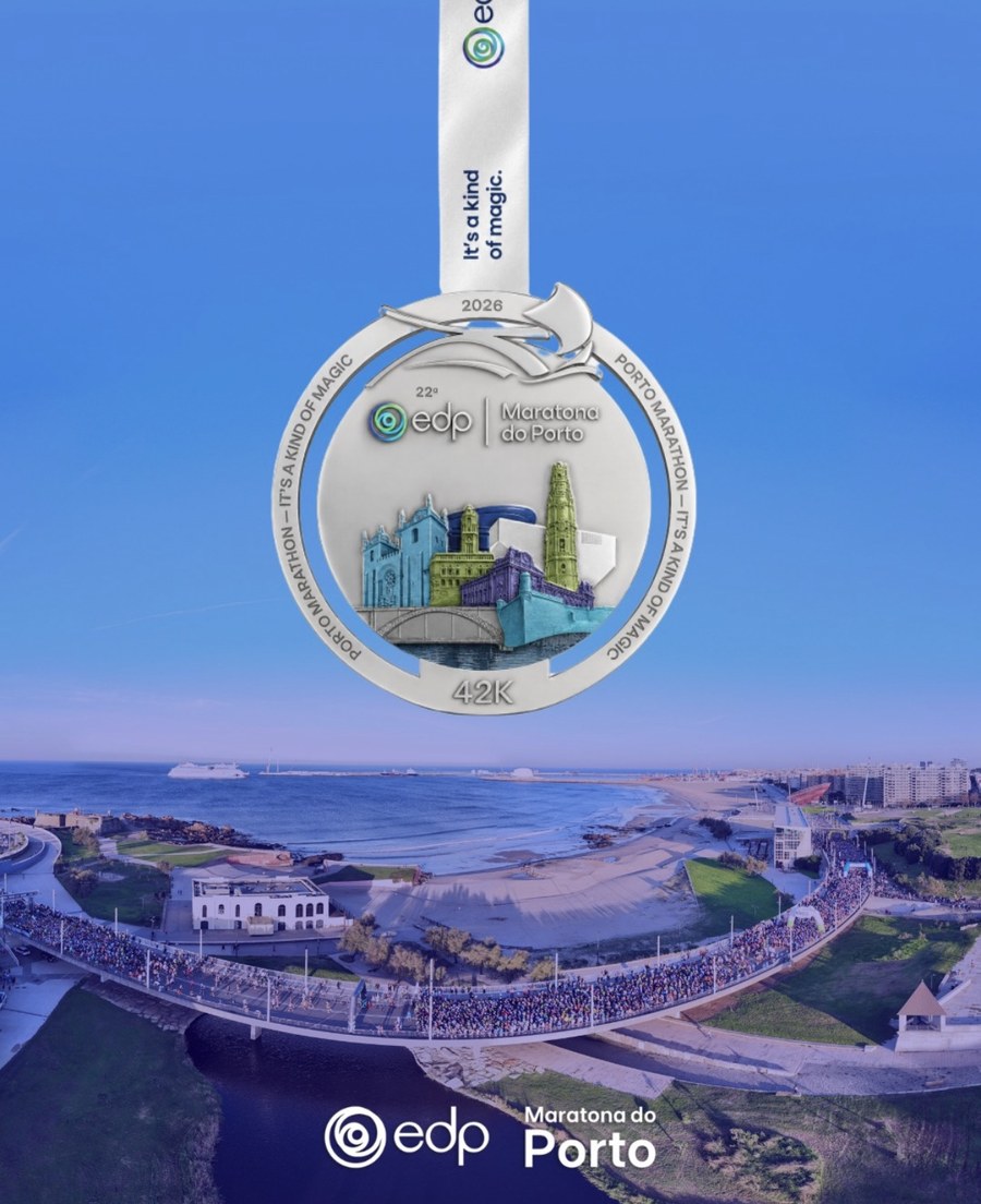 Medalla finisher de la EDP Maratona do Porto 2026 sobre una vista aérea de la maratón cruzando un puente junto al mar