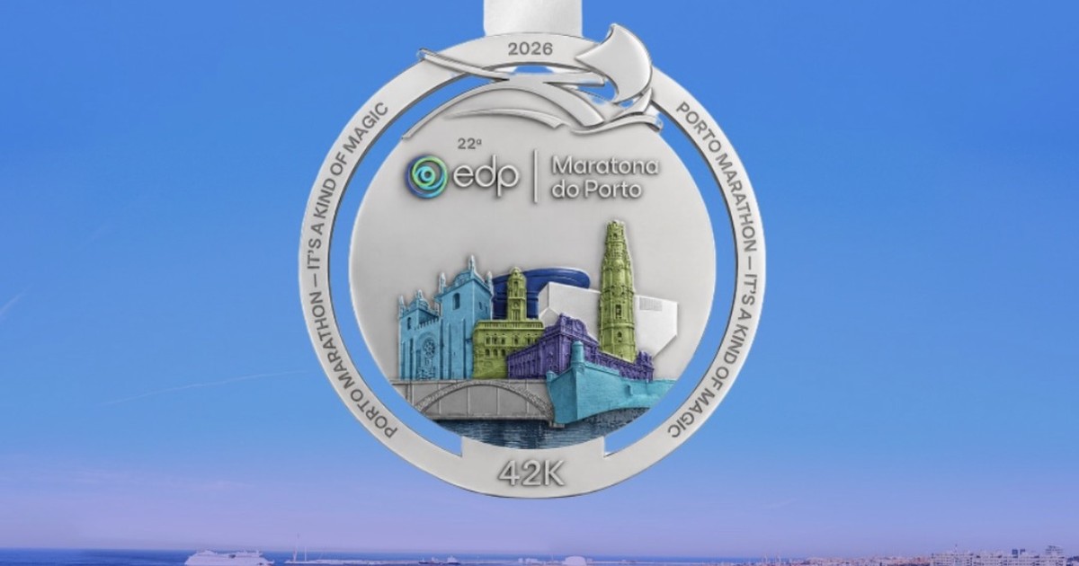 Medalla plateada de la 22.ª EDP Maratona do Porto 2026 con edificios de la ciudad en relieve y colores y la inscripción 42K