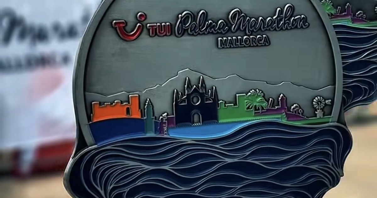 Medalla de finisher del TUI Palma Marathon Mallorca 2026, con el perfil de la ciudad y la catedral