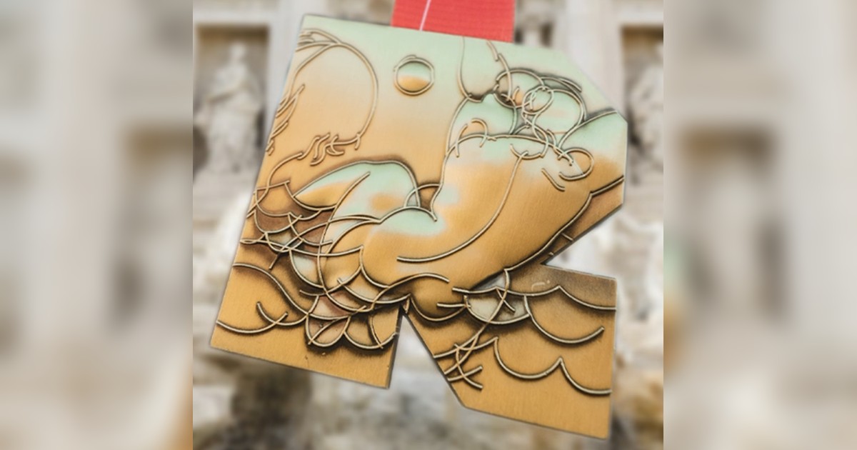 Medalla en forma de R de la maratón de Riga 2026, con la cinta roja