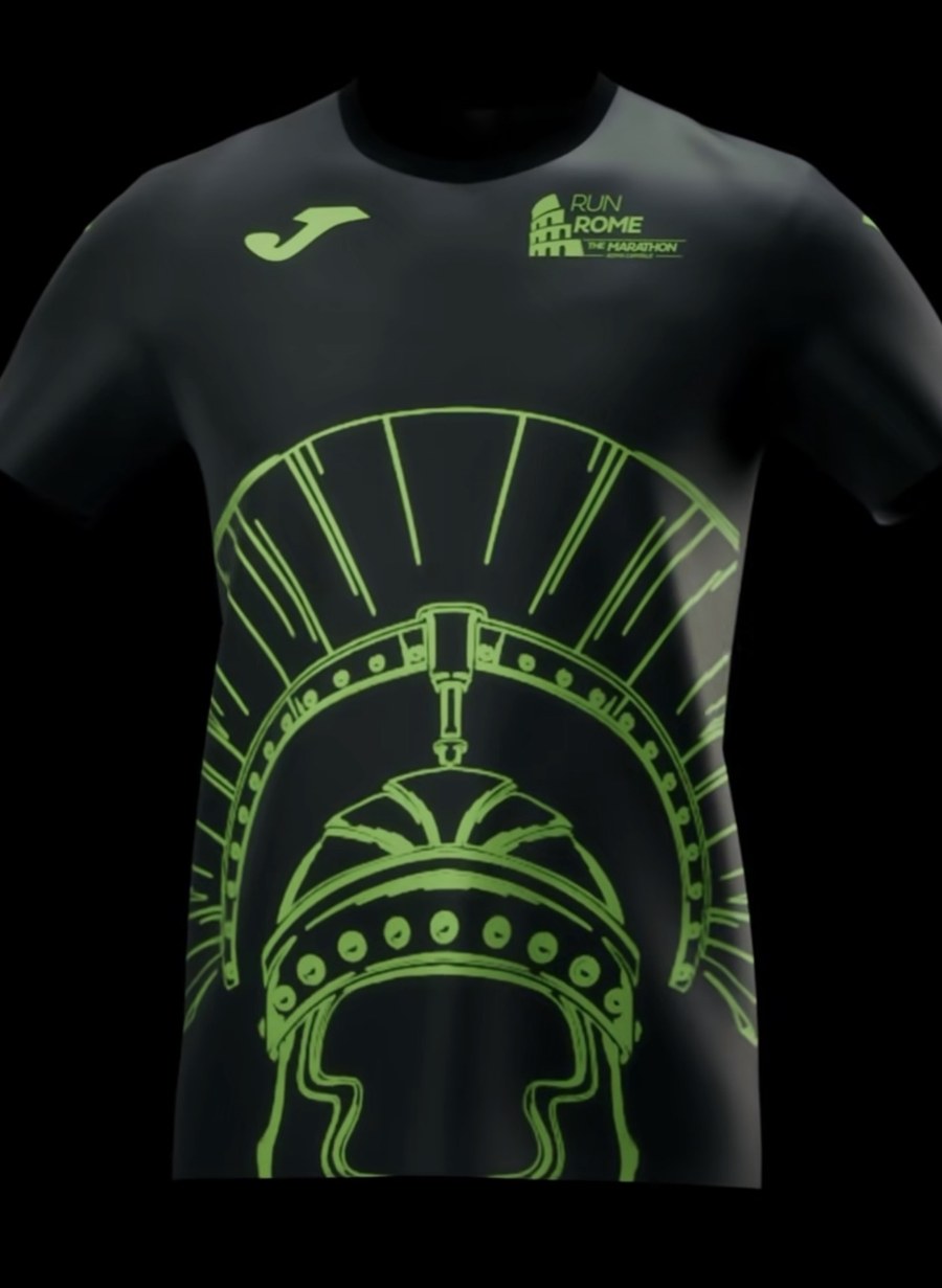 Camiseta técnica negra de la Run Rome The Marathon 2027 con un casco de centurión en verde y los logotipos de Joma y de la carrera