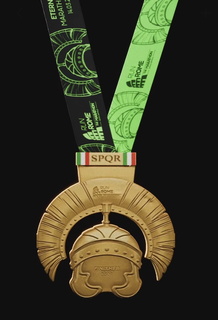 Medalla finisher de la Run Rome The Marathon 2027: un casco de centurión dorado con cimera, placa SPQR y cintas negra y verde