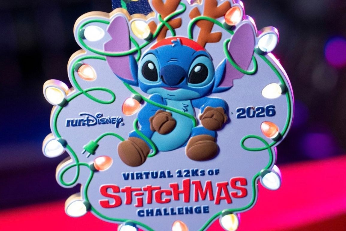 Medalla de las 12Ks of Stitchmas de runDisney, con Stitch con astas de reno y luces de Navidad