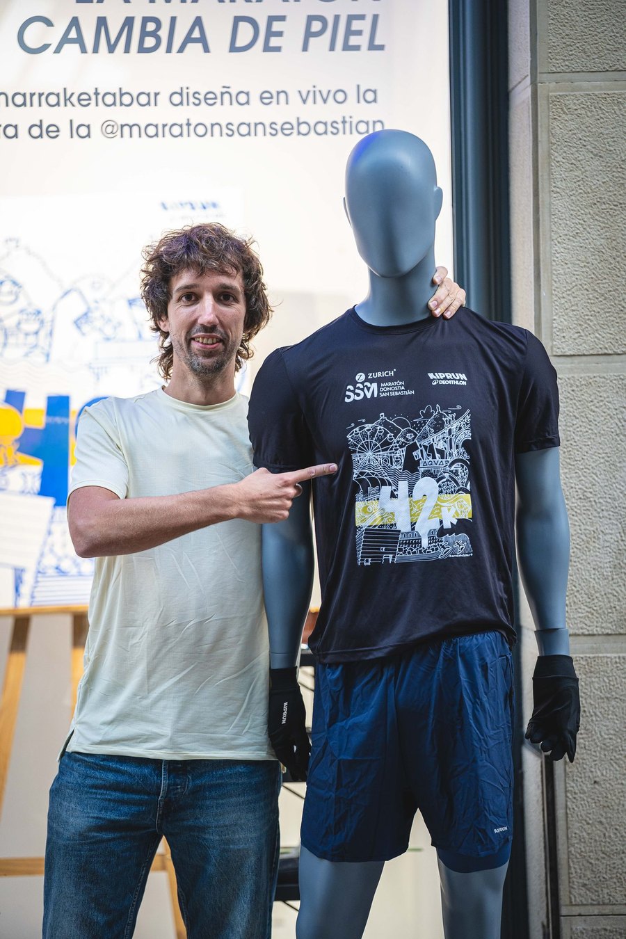 Mikel Soro junto a un maniquí con la camiseta negra de la Zurich Maratón Donostia-San Sebastián 2026