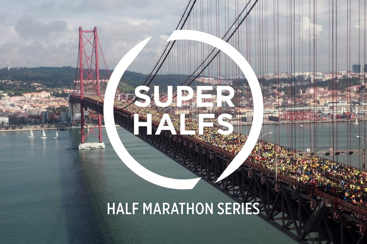 Salida de la media maratón de Lisboa sobre el puente 25 de Abril con el logotipo de SuperHalfs