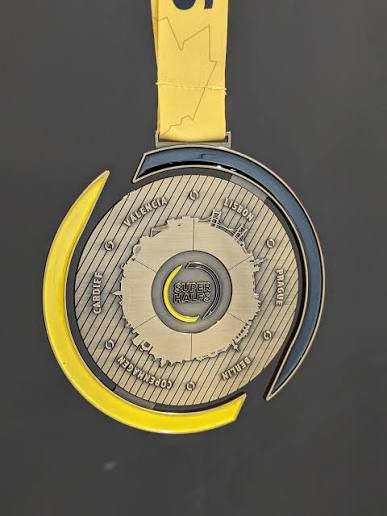 SuperMedal de SuperHalfs con los nombres de las seis ciudades grabados