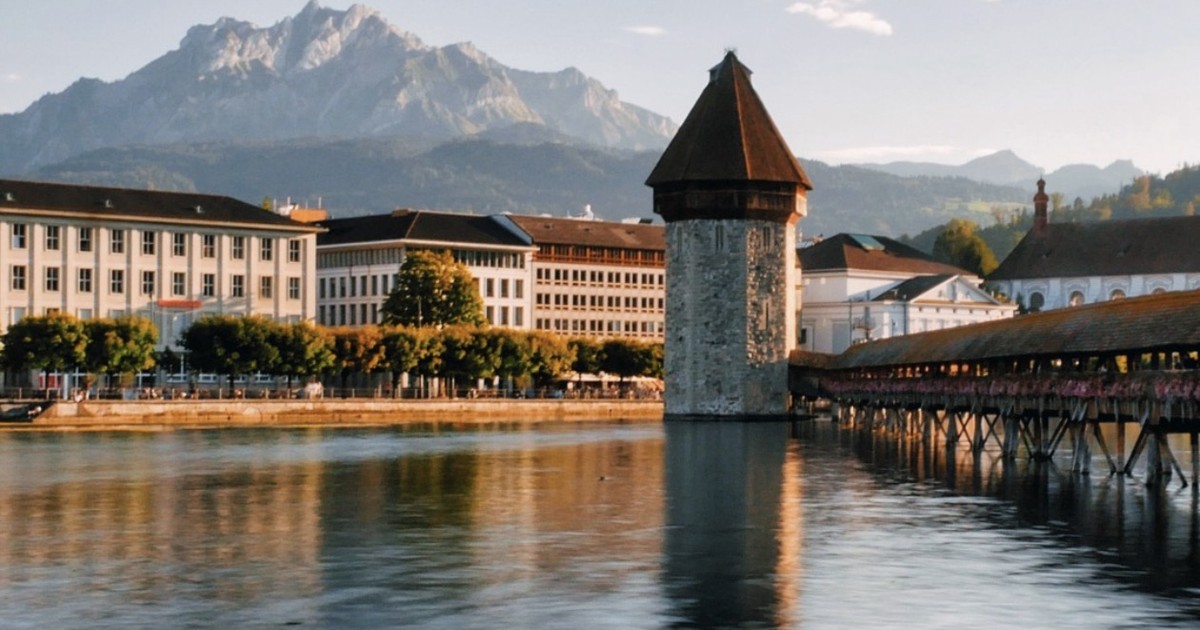 La Torre del Agua y el puente de la Capilla de Lucerna, con el monte Pilatus al fondo