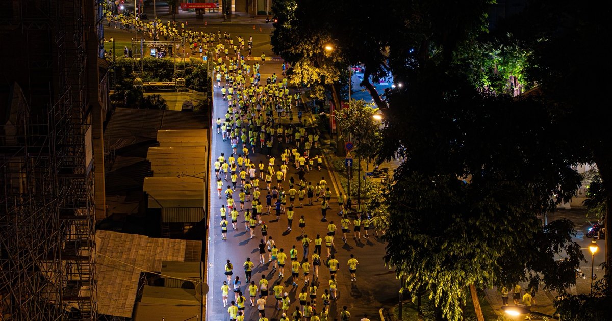 Marea de corredores con camisetas amarillas en una gran carrera