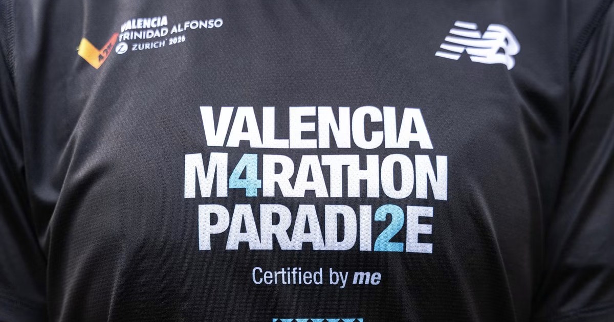 Detalle de la camiseta oficial de New Balance del Maratón Valencia 2026, negra con letras blancas y azul claro