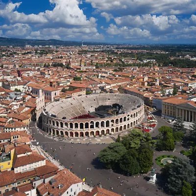 Vista aérea de la Arena de Verona y el centro histórico
